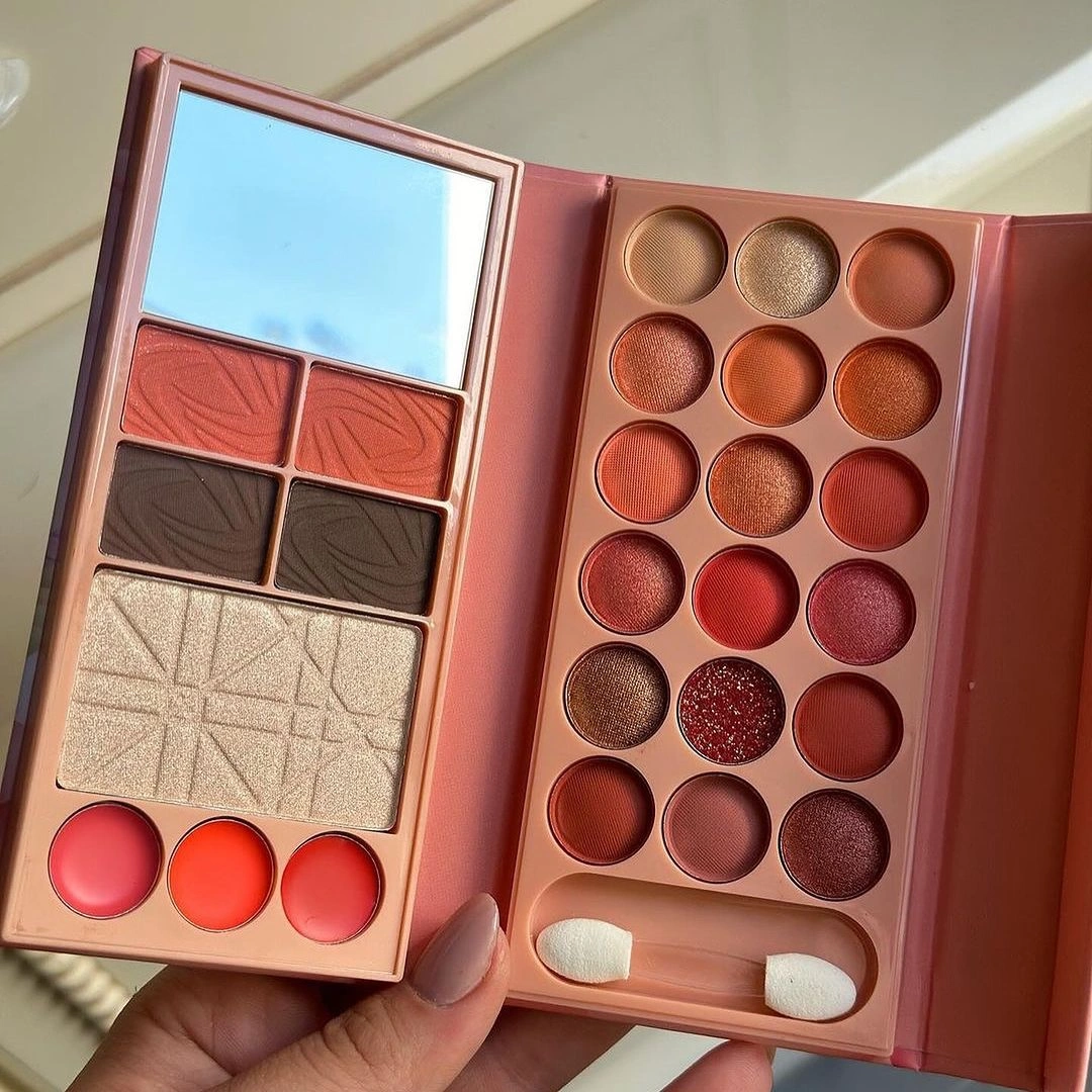 5-in_1_Cute_Queen_Makeup_Palette__Includes__Eyeshadow__Blush__Highlighter__Concealer__Lipstick__Rs_1199_-__Whatsapp__03196188099_JPG
